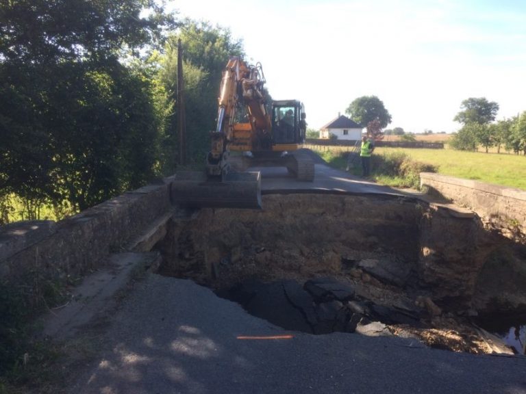 Work has begun on the damaged bridge at Saint-Vincent-des-Landes