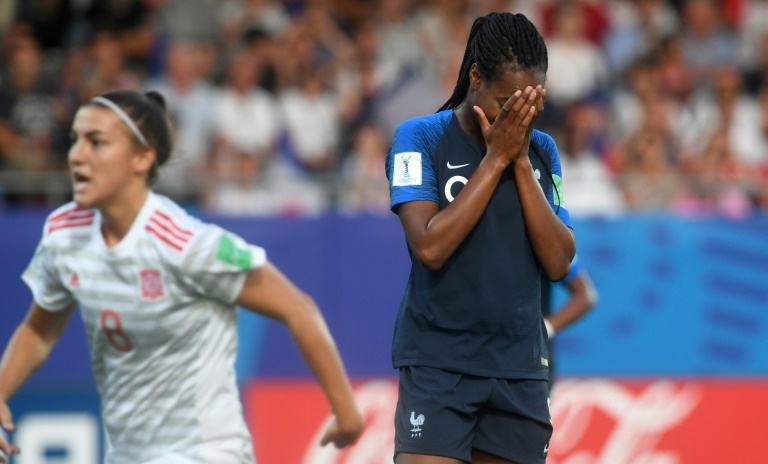 France's Marie-Antoinette Katoto (d) has just missed a penalty against Spain in the U-20 World Cup semi-final on 20 August 2018 in Vannes