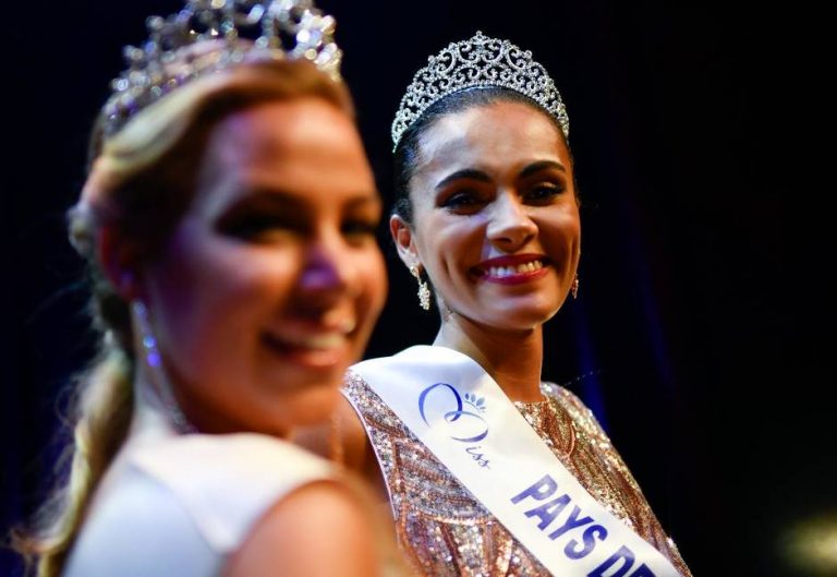 L'Olonnaise Chloé Guémard (left), Miss Pays de Loire 2017, handed over her title to the girl from Orvault. 