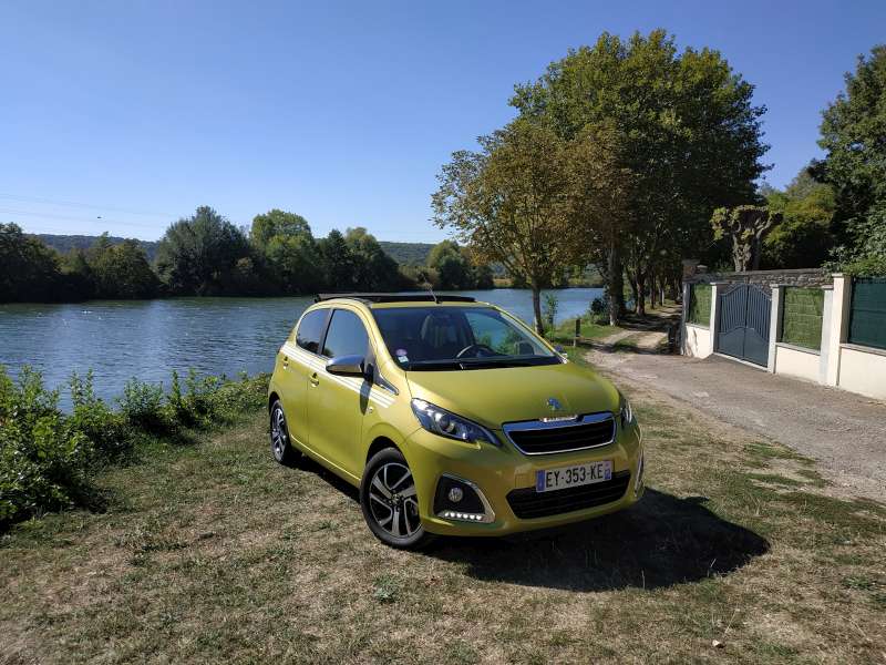 The 3 cylinders of the Peugeot 108 VTi has been extensively redesigned to meet Euro 6C requirements. From 68 to 72 hp, consumption is down and CO2 emissions are estimated at 93 g / km.