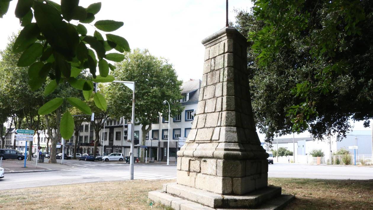 The Croix de la Verite is located at the traffic lights of the Carnel Bridge and the Avenue de la Perrière, opposite the School of Fine Arts in Lorient