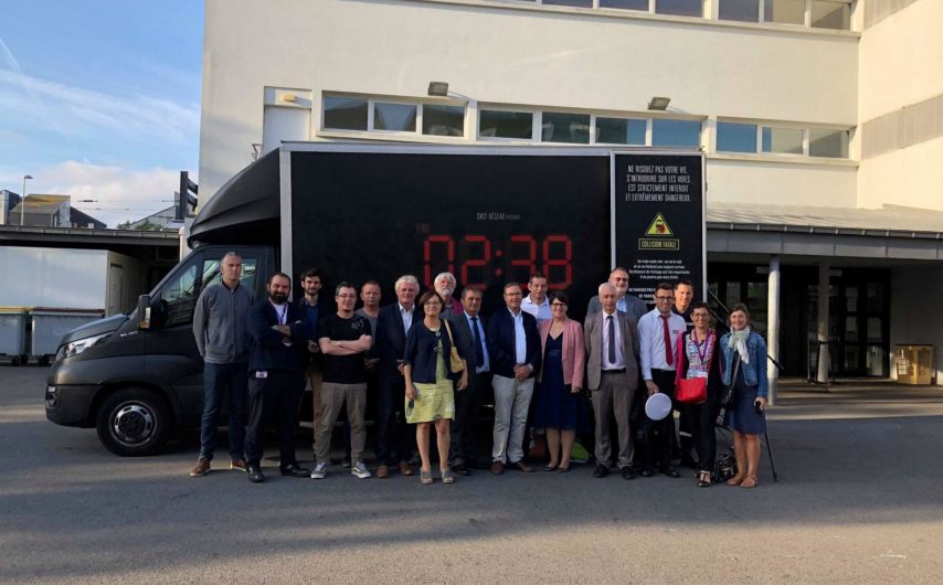 At the Rimains high school in Saint-Malo, elected officials, police and teachers tested the virtual reality helmets of the SCNF prevention truck.