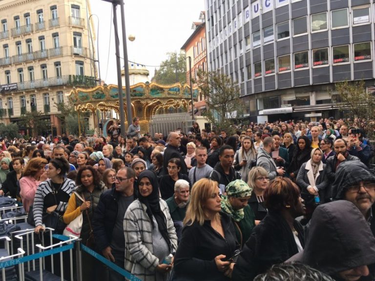 Around 3000 people queued for the opening of Primark in Toulouse