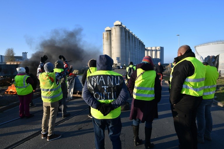the blocking action by the yellow vests continues this Monday
