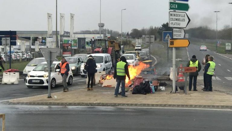 Protestors are trying to block a roundabout in Caen