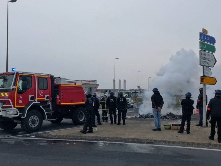 Firefighters are back this Tuesday morning, to extinguish the lights of pallets turned on by the Yellow Vests. 