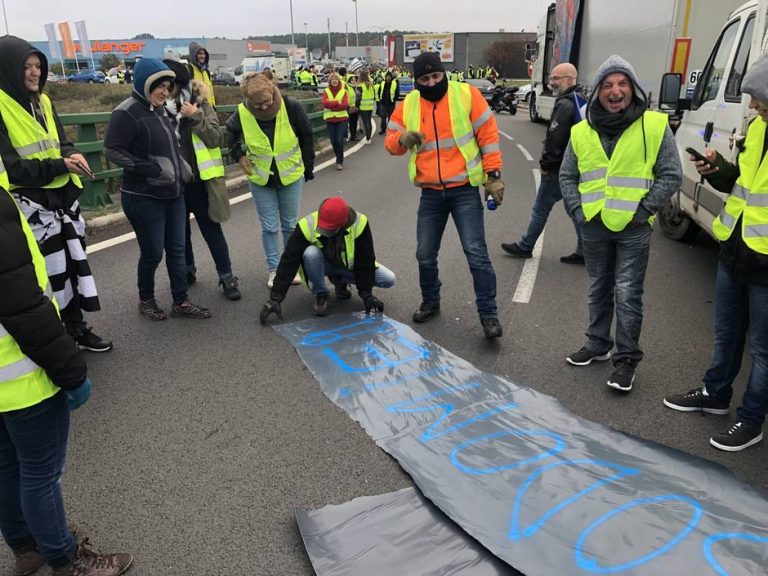 Now installed on the RN 165, the yellow vests are beginning to make banners. 