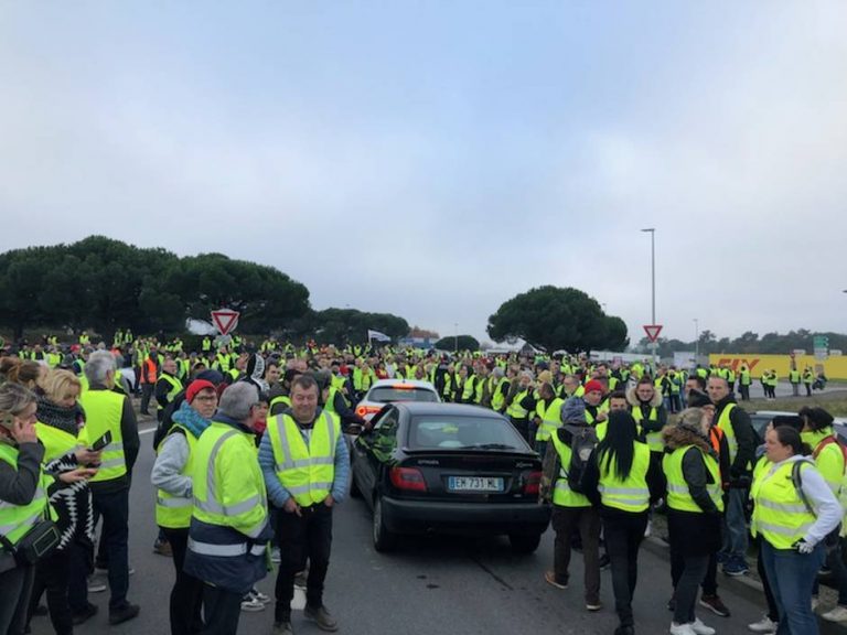 Throughout the great country of Lorient, the Yellow Vests receive the continuous reinforcement of newcomers. |