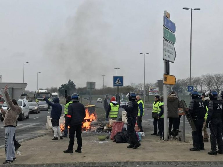 The police also took the Lazzaro roundabout, next to the yellow vests, on Tuesday morning in Caen