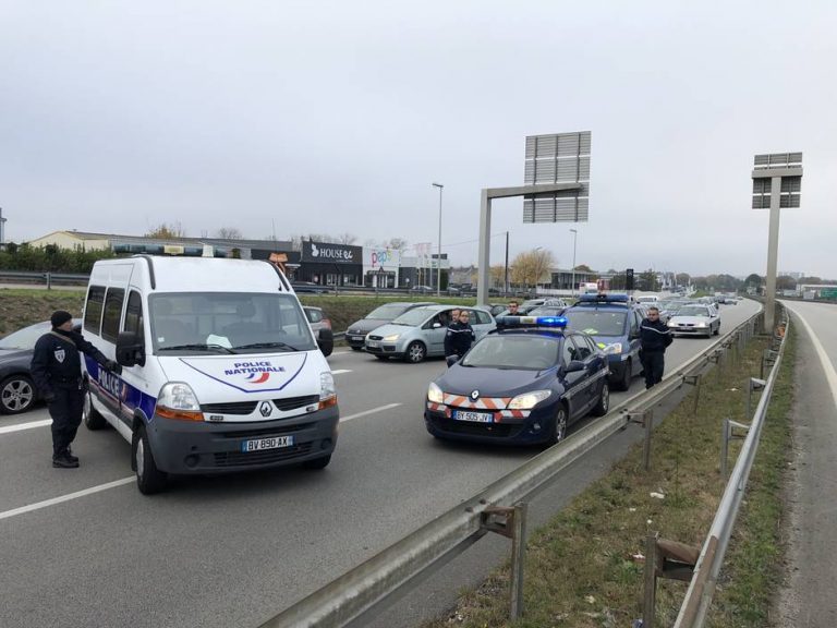 Gendarmes and police officers try to keep calm on the side of motorists where grumbling goes up.