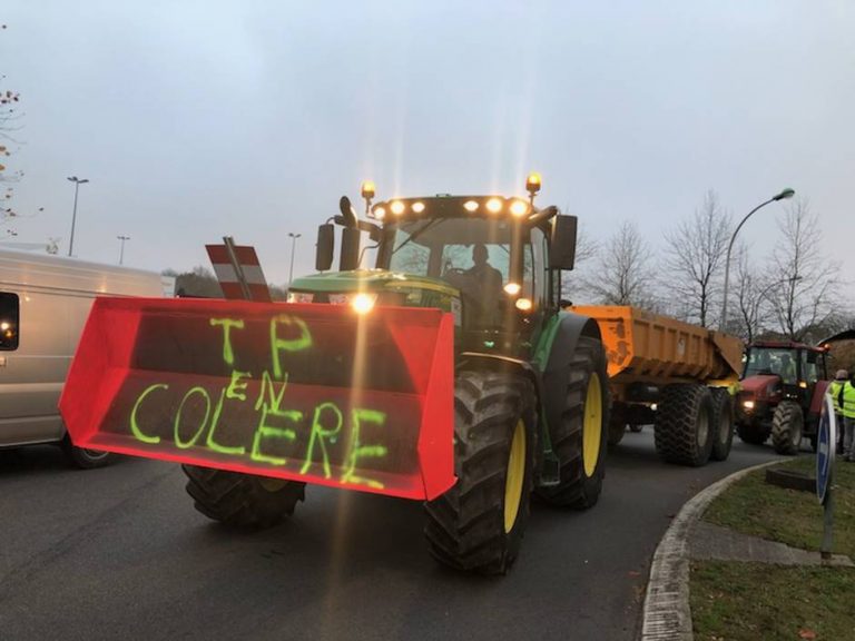 A dozen tractors and trucks revolve around the Gardeloupe roundabout in Hennebont