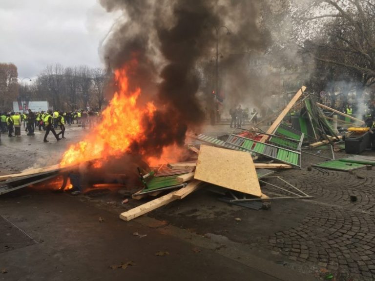 Yellow vests set fire to the barricades on the Champs Elysees