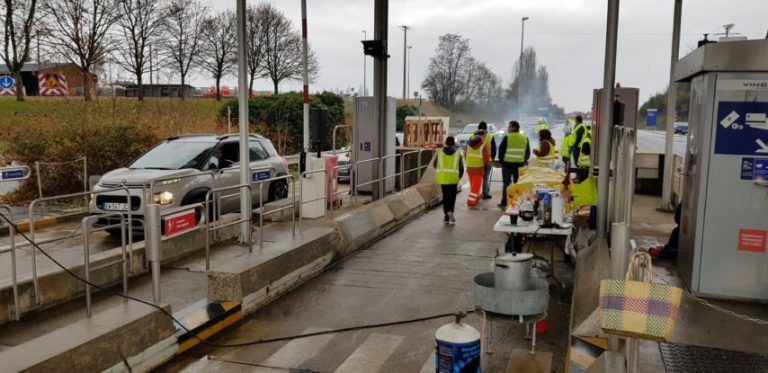 Yellow vests allow free passage of vehicles at the toll Joué-en-Charnie. 
