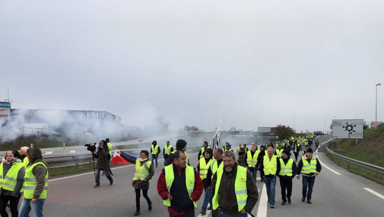 The yellow vests blocked the four-lane Lorient-Nantes shortly before 10 am