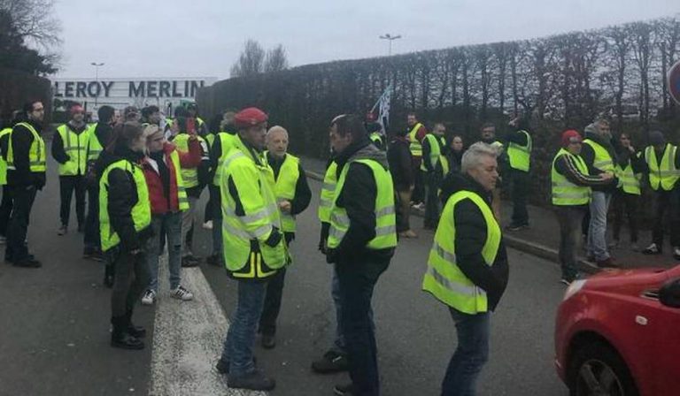 About 70 yellow vests are currently blocking access to Leroy-Merlin store in Quéven