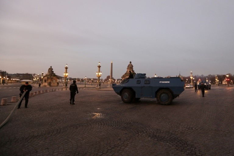 Armored men and gendarmes take up the position of Place de la Concorde in Paris on December 15, 2018 for Act V of the demonstration of "yellow vests".