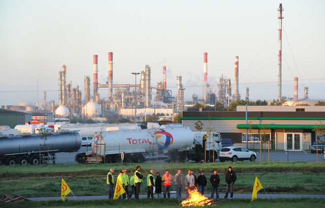 Yellow Vests block the refinery at Donges