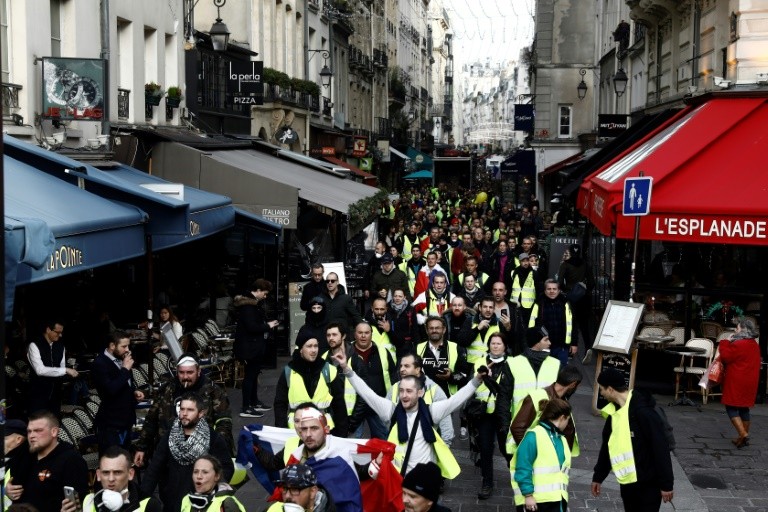 "Yellow vests" parade through the streets of Paris, December 22, 2018