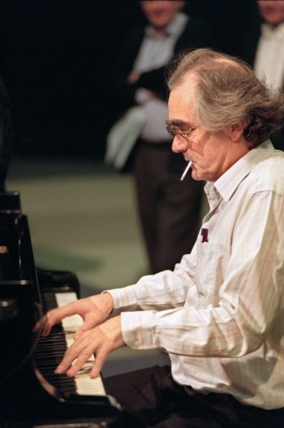 Michel Legrand, December 3, 1989 during a rehearsal for the show "Le Grand Echiquier" in the studios of Bry-sur-Marne