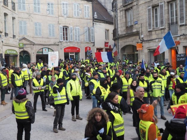 Nearly 700 yellow vests marched through the streets of Dole. 