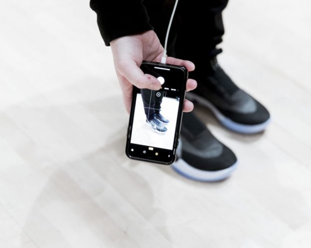 From a simple smartphone, users of the Nike Adapt BB can loosen or tighten their shoes depending on the evolution of a match. 