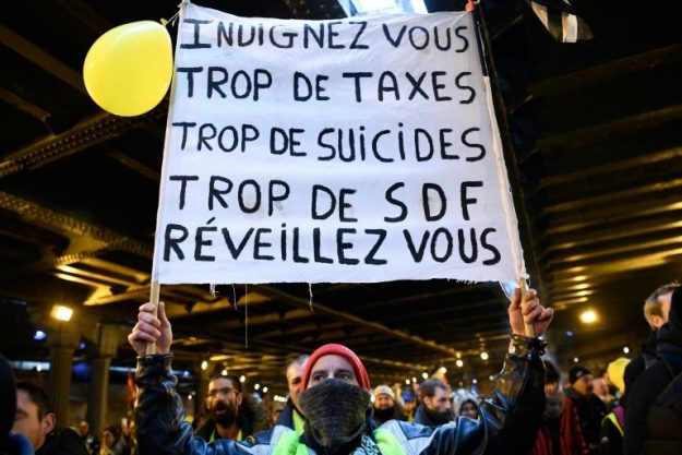 "Yellow vests" gathered in front of the Ministry of Economy and Finance in Bercy