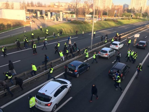 Yellow Vests block the highway in Lille