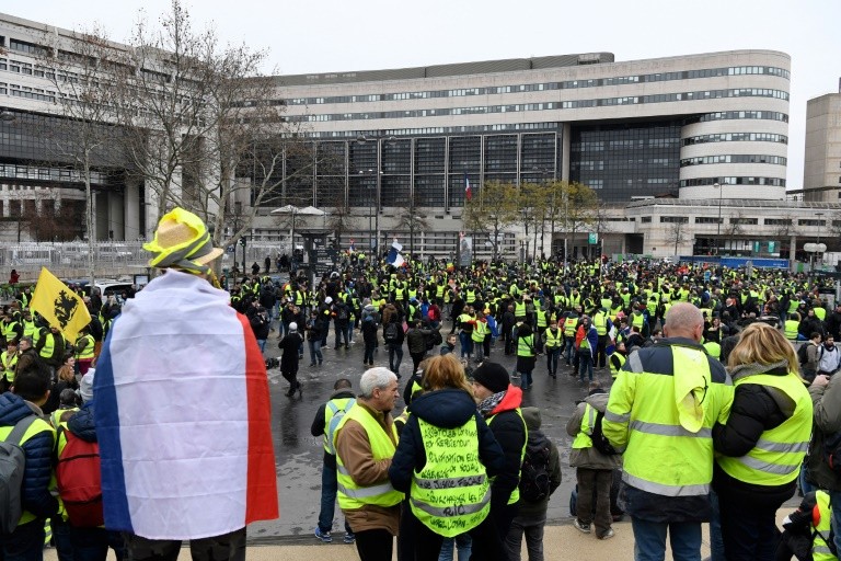 "Yellow vests" gathered in front of the Ministry of Economy and Finance in Bercy, January 12, 2019 in Paris.