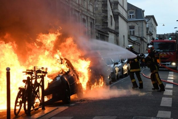 Firefighters intervene on vehicles burned on the sidelines of a demonstration of "yellow vests", on February 9, 2019 in Bordeaux.