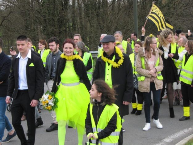 The couple found themselves on the roundabout, to exchange the alliances. 