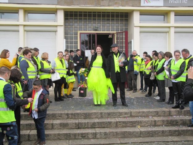 Wedding at the town hall, before spinning on the roundabout, symbol of the mobilization of yellow vests. 