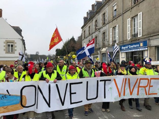 2 pm The procession follows the Rue Nationale, in downtown Pontivy. 