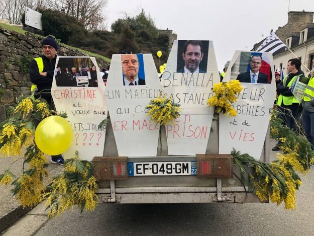 In the procession of yellow vests, posters targeting the political class