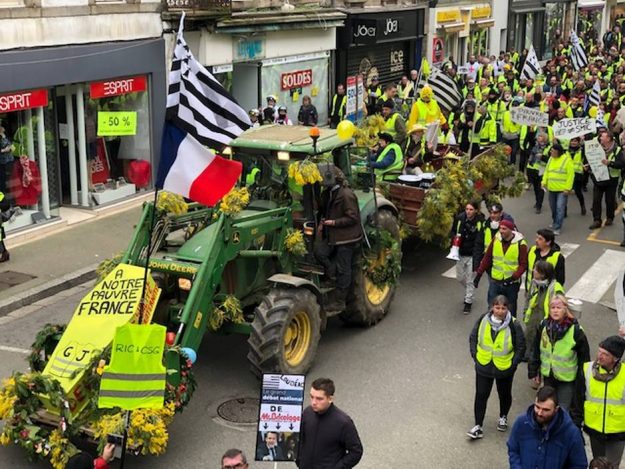 "Macron resigns, Castaner in prison!" Chanted the protesters. 