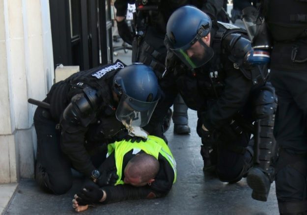 A yellow Vest questioned by the gendarmes in Paris on February 23, 2019. 