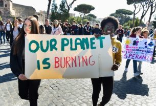 Students demonstrate to call on leaders to take action against climate change on March 15, 2019 in Rome