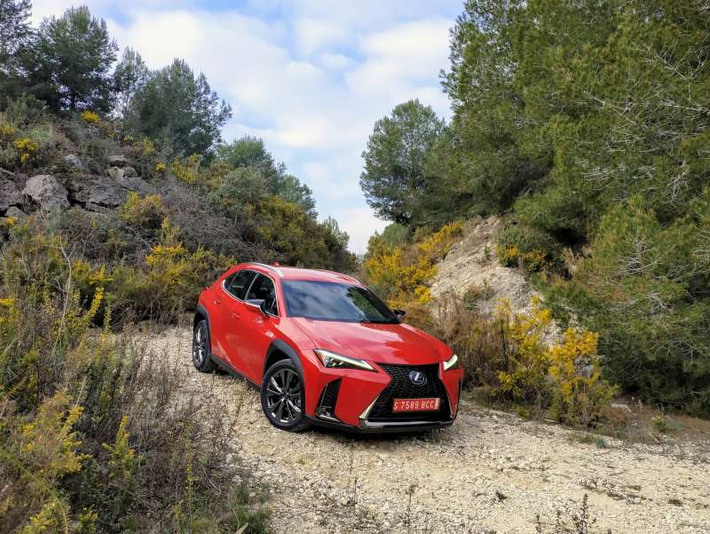 With the UX, Lexus offers a compact SUV.