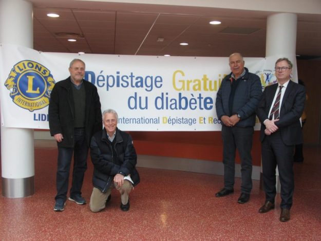 André Ribéra, Michel Moron and Bassam Salim of the Lion's Club, and Eric Manœuvrier, director of the Châteaubriant-Nozay-Pouancé Hospital Center.