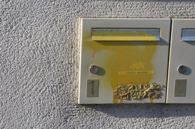 Yellow paint was spilled on the mailbox of Eric Drouet's house in Melun (© La Rep 77 / JVC)