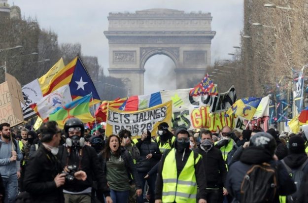 Demonstrators "yellow vests" on March 16, 2019 on the Champs-Elysees. 