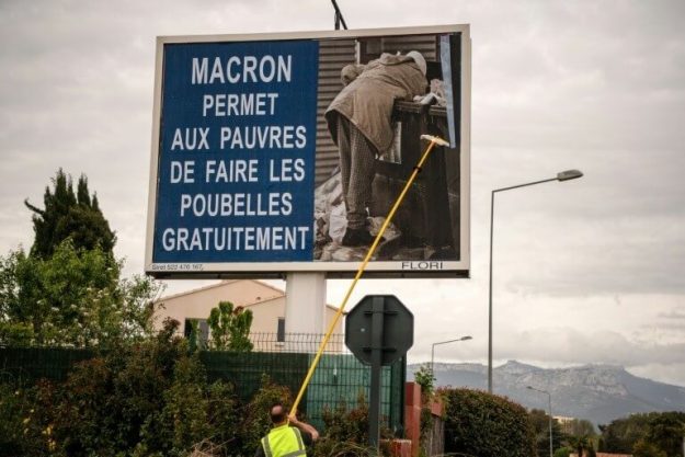 A display Var, pro "yellow vests" comments the news in 4 by 3, in La-Seyne-sur-Mer, April 25, 2019. 