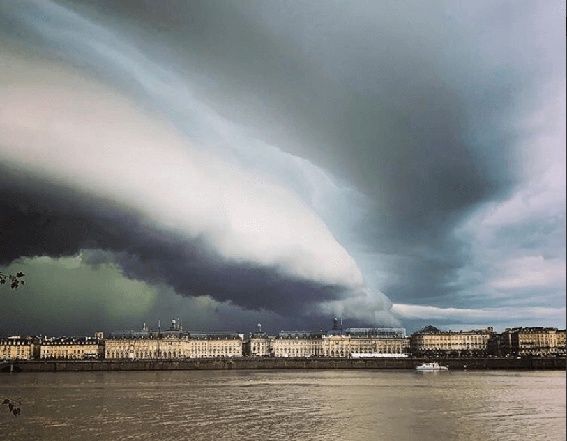 An arcus formed over Bordeaux in the evening of April 23, 2019. (