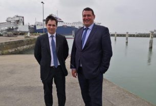 Baptiste Maurand (left) takes over Hervé Martel at the head of the port of Le Havre.