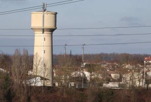 In the Charente, the water tower at Saint-Michel keeps its antennas