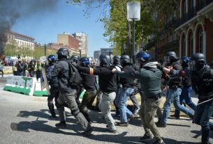 Charge of the police during the demonstration of "yellow vests" on April 13, 2019 in Toulouse.