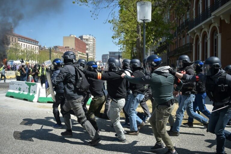 Charge of the police during the demonstration of "yellow vests" on April 13, 2019 in Toulouse.