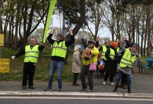 Yellow vests on the roundabout Vannerie at the entrance to the agglomeration of Sables-d'Olonne