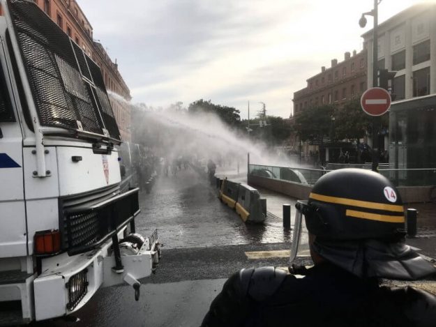 The police used the water cannon several times. 