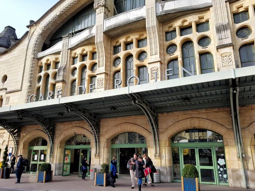 A man was tried Wednesday, April 17, 2019, for urinating on a seat of the station of Rouen (Seine-Maritime) and attacked the agents of the SNCF