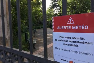 public parks and gardens are closed due to a weather alert, in Toulouse